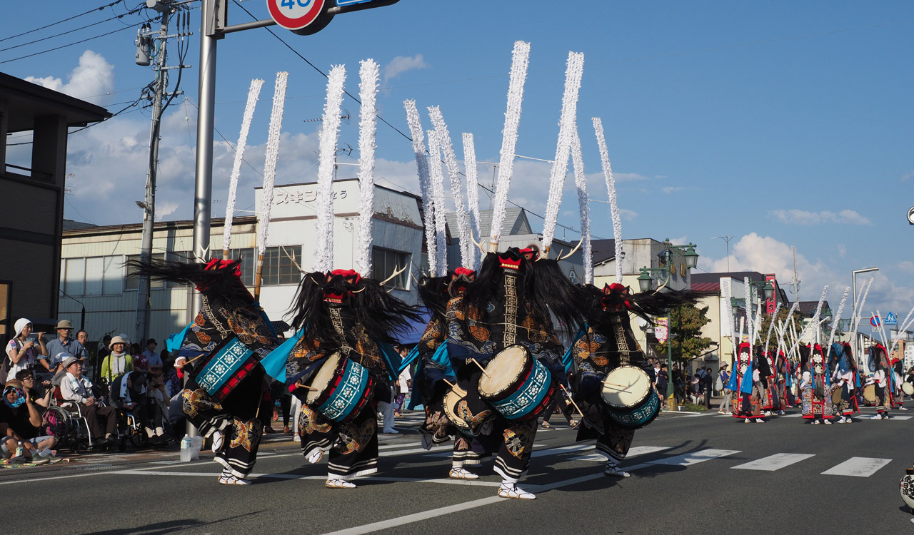 花巻まつりを彩る鹿踊りパレード